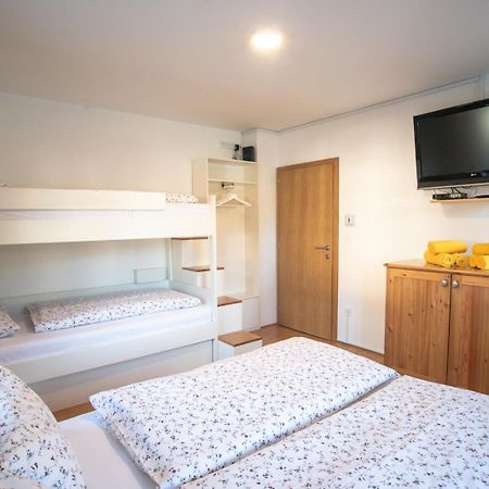 Pritlicni Apartma Hribovc Z Atrijem Kranjska Gora Exterior photo